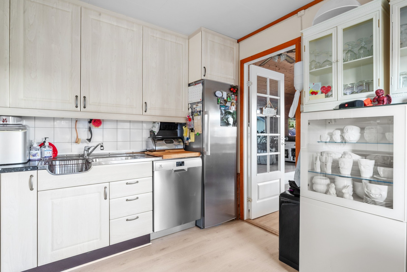 Kjøkkenet utstyrt med integrert ventilator fra 2024, benkestikk og opplegg for oppvaskmaskin. Galleribilde