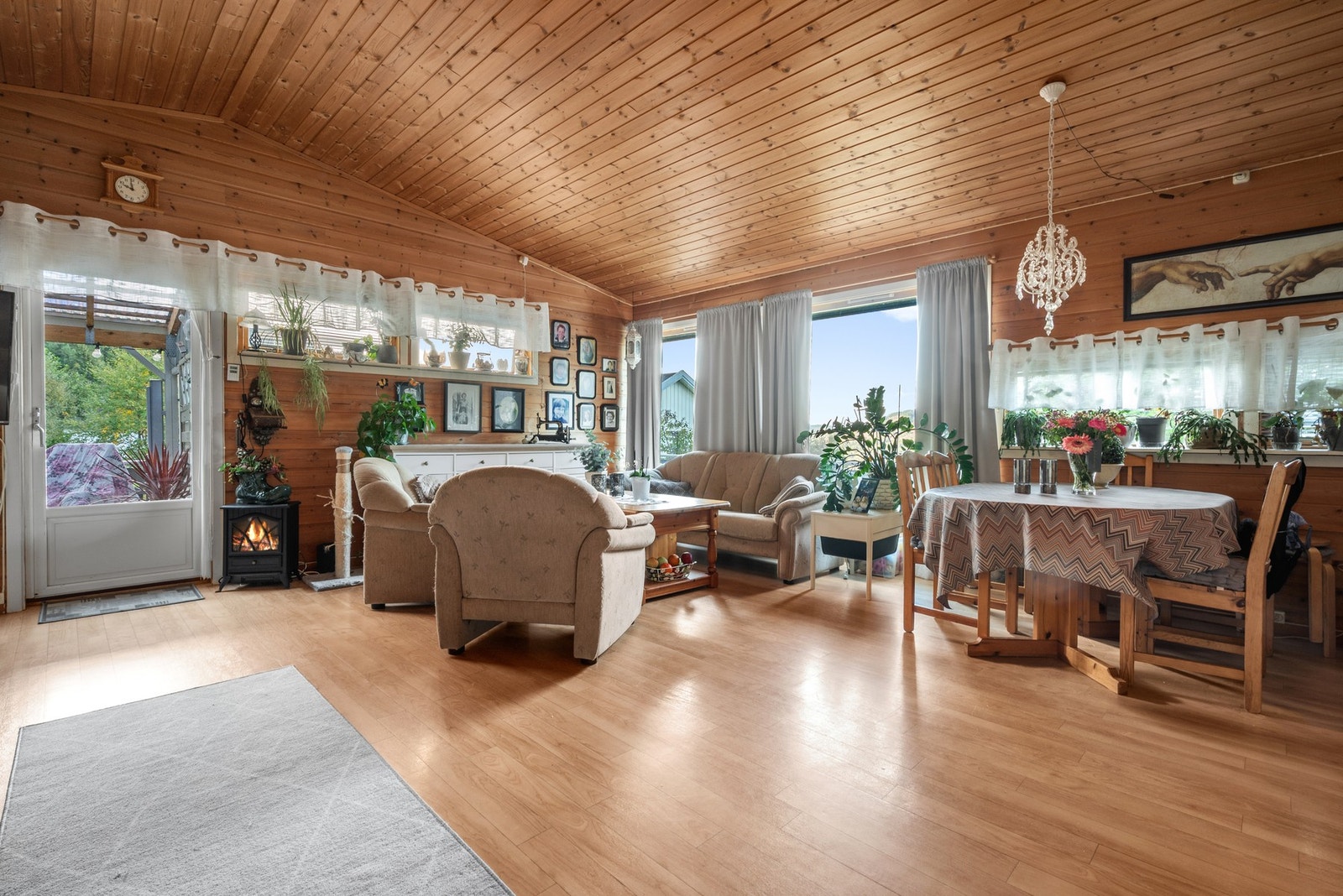 Stuen fremstår som lun og koselig, og med hele 43 kvm til rådighet er det god møbleringsfrihet. Galleribilde