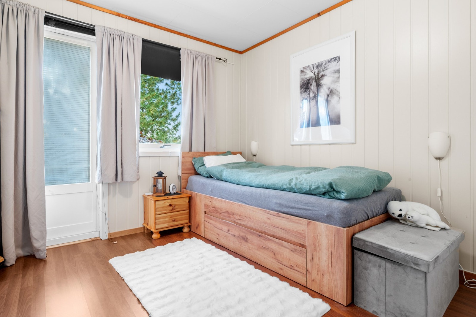 Soverommet i første etasje har utgang til den vestvendte delen av den store terrassen. Galleribilde