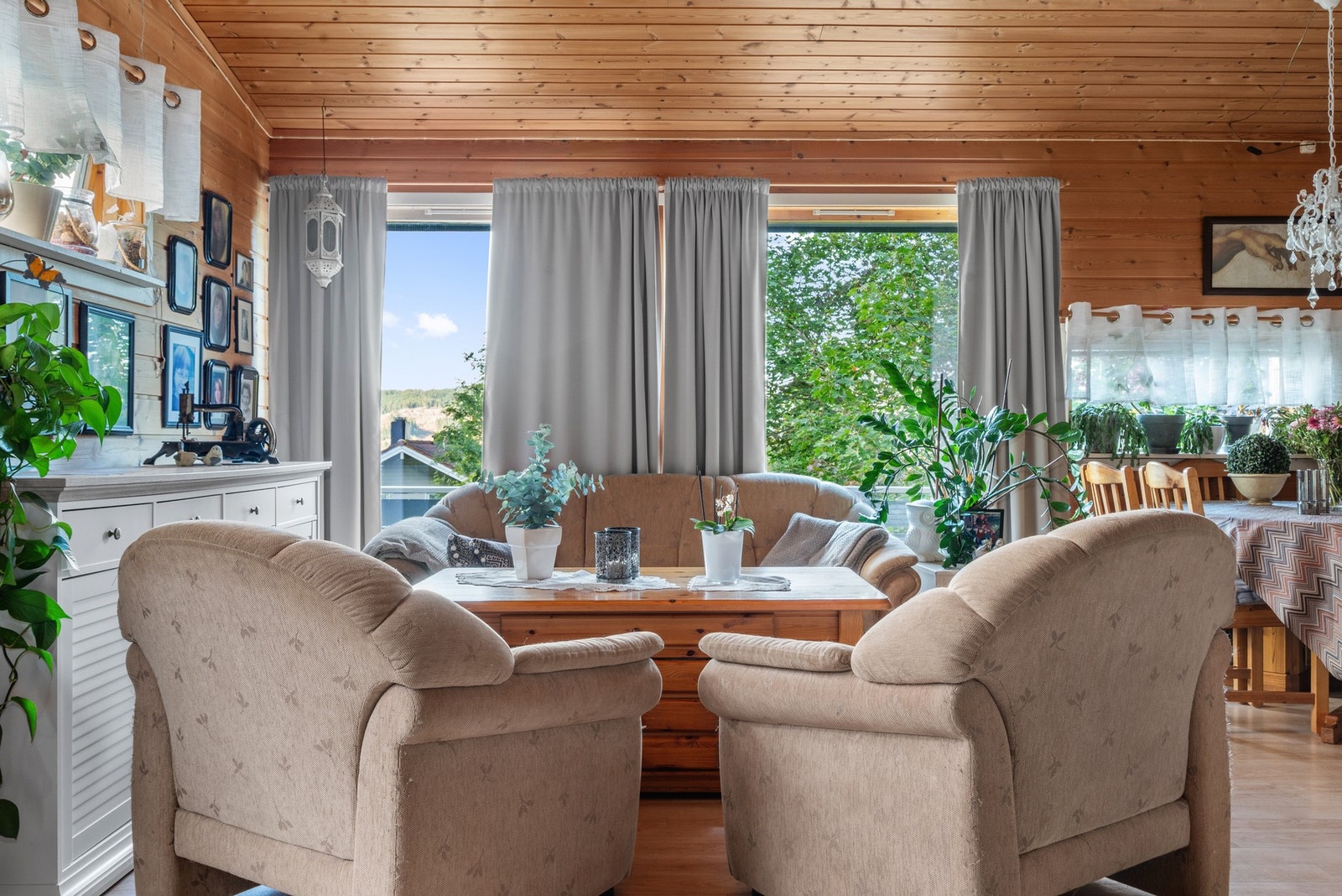 Store vinduer i tre himmelretninger sørger for unik, naturlig lyssetting i stuen. Galleribilde