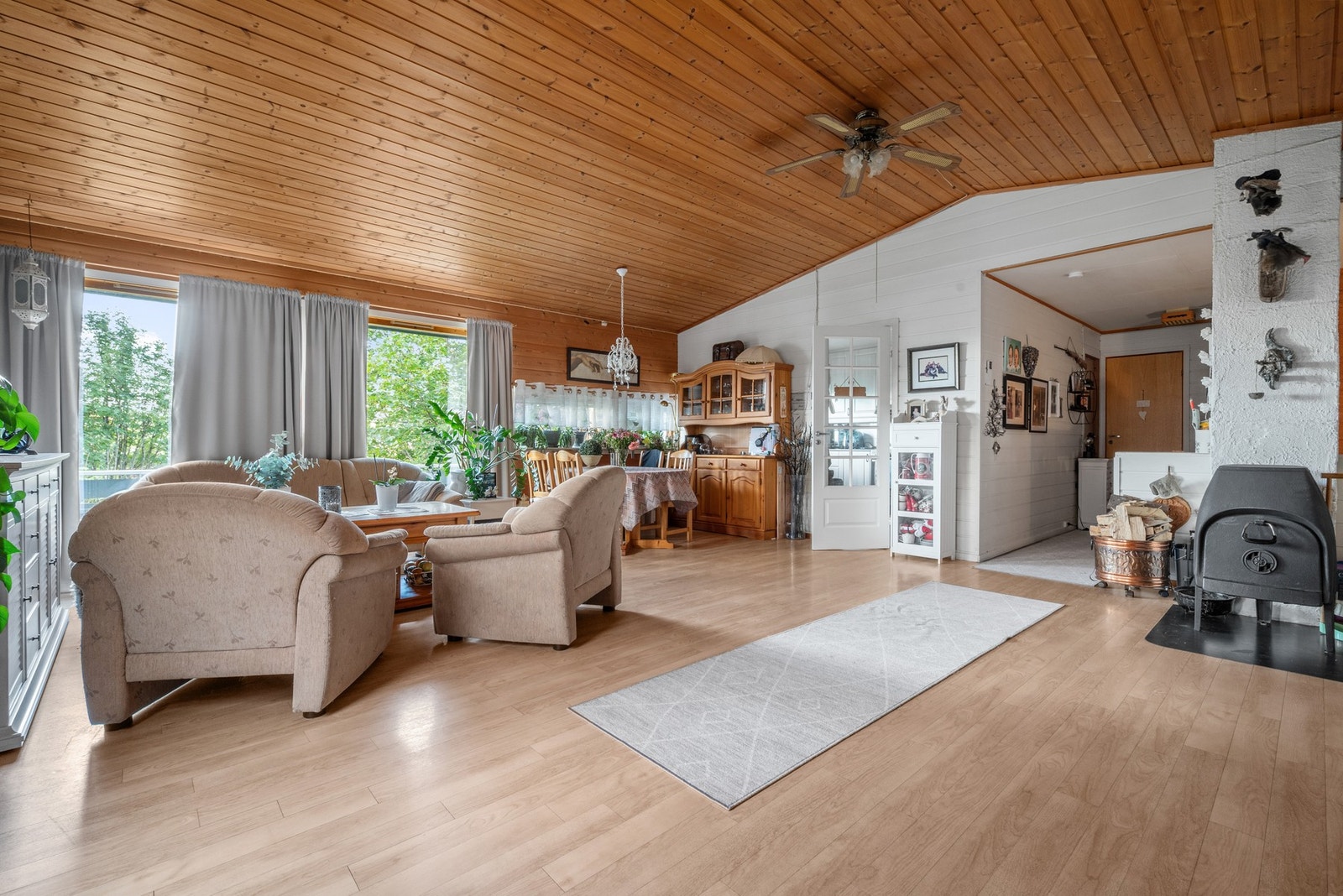 I stuen er det montert en god vedovn i støpejern. Galleribilde