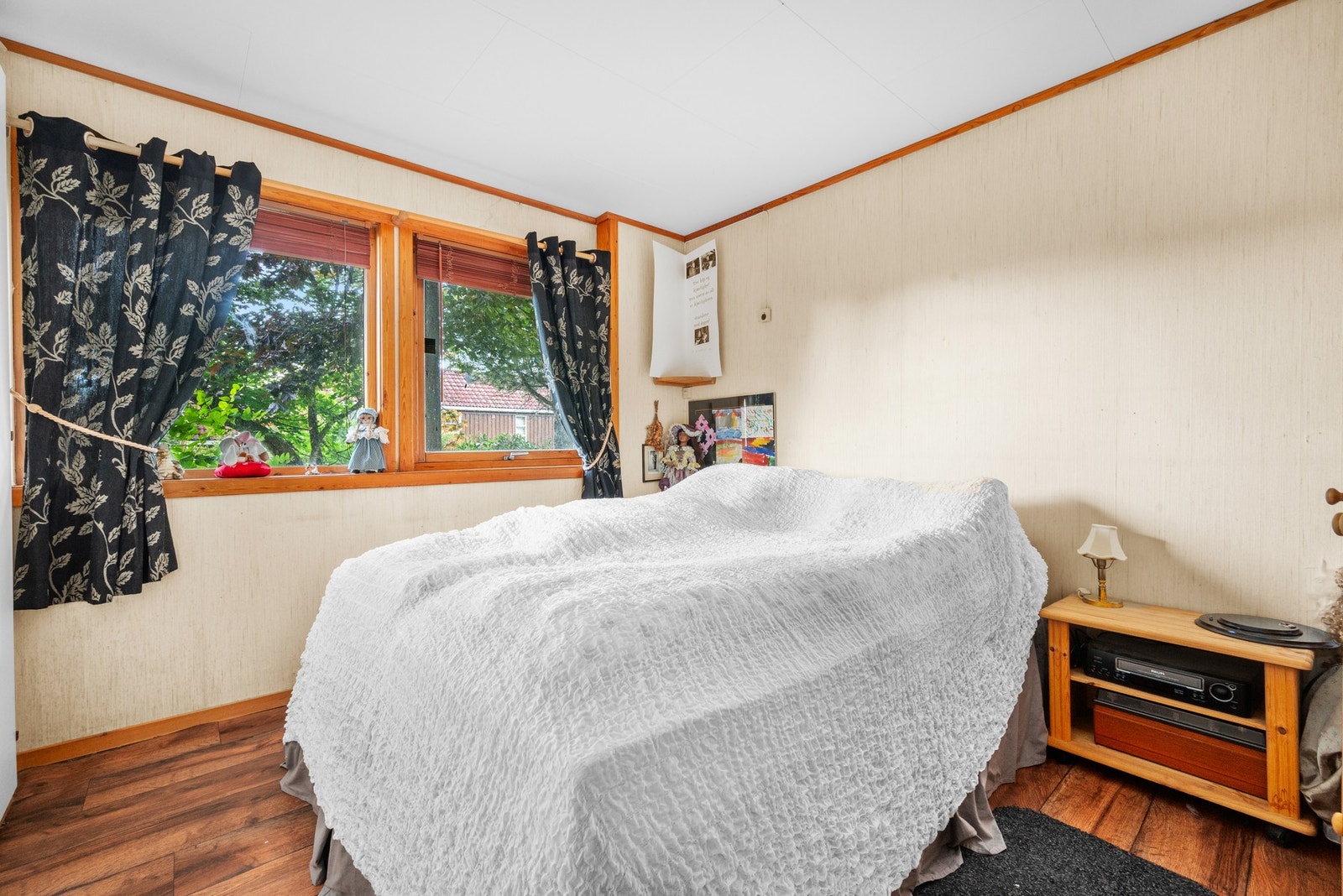 Det er fire gode soverom i eneboligen - ett i første etasje og tre i sokkeletasjen. Galleribilde