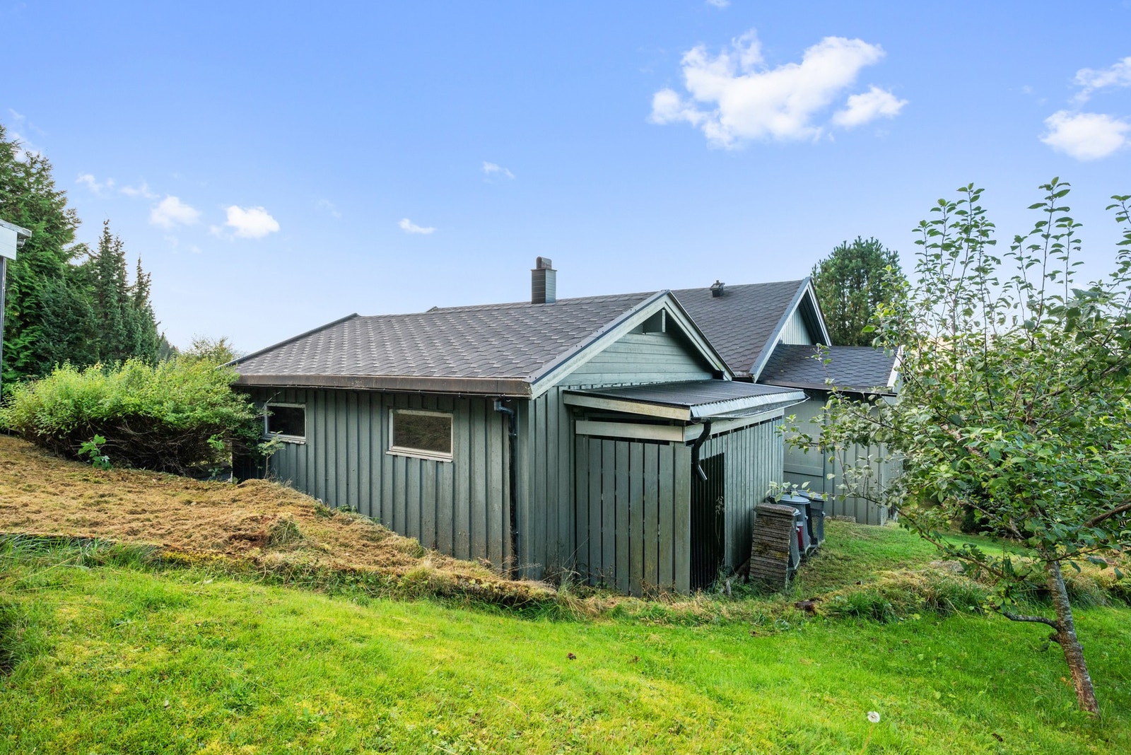 Eiendommen har gode lagringsmuligheter - både ute og inne. Galleribilde