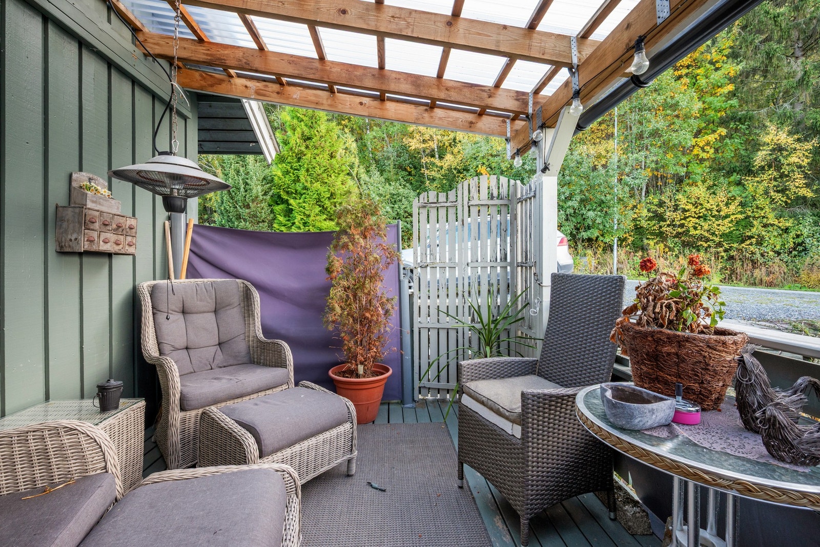 Det er adkomst fra terrassen til gårdsplassen via en port i rekkverket. Galleribilde