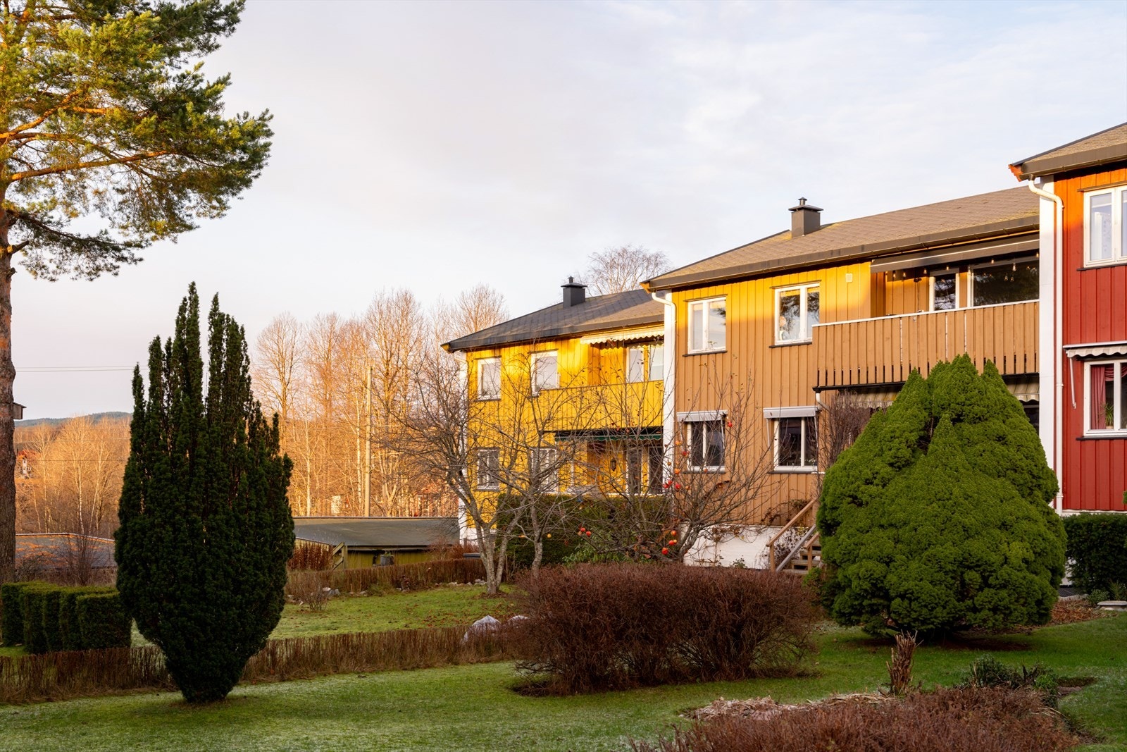 Her finner man store gressplener, hekk og ellers hyggelig beplantning. Galleribilde