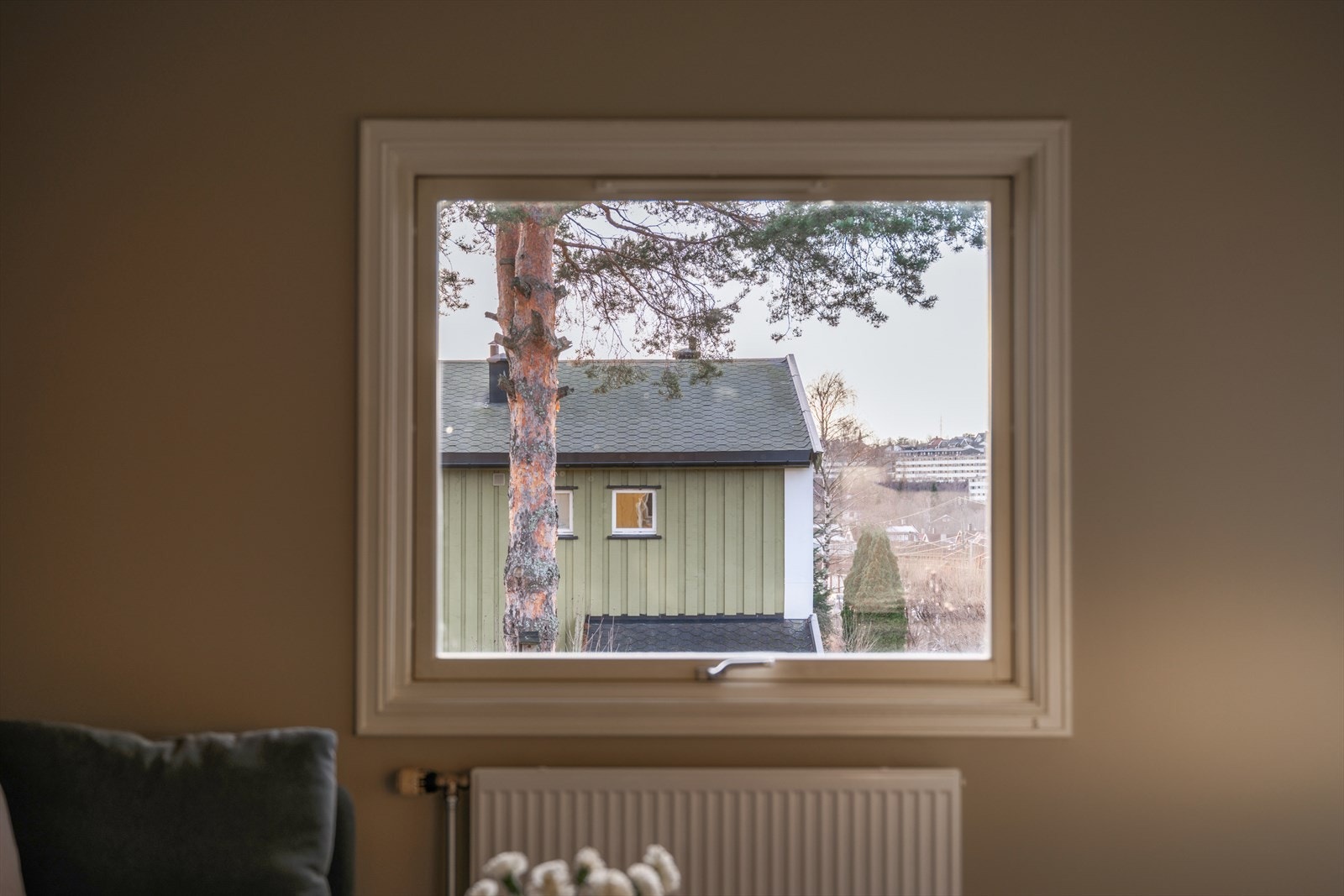 Store vinduer slipper inn rikelig med dagslys og gir en hyggelig utsikt over området og fellesområdene i sameiet. Galleribilde