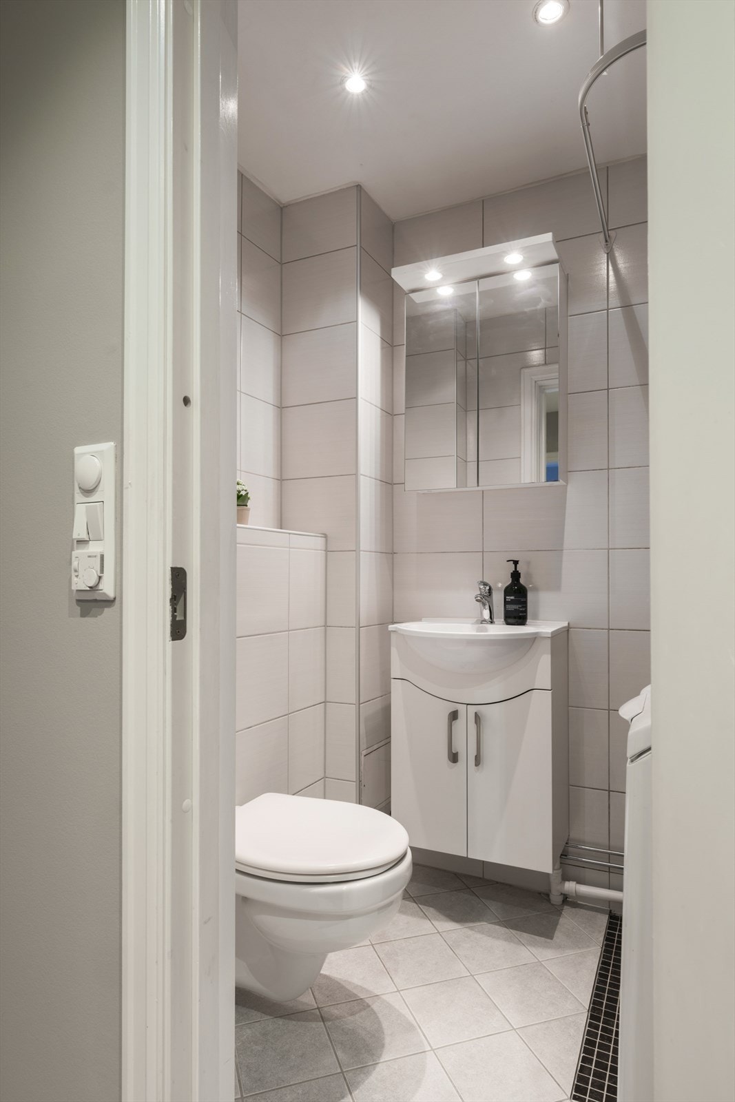 Tidsriktig, flislagt bad med moderne innredning. Galleribilde