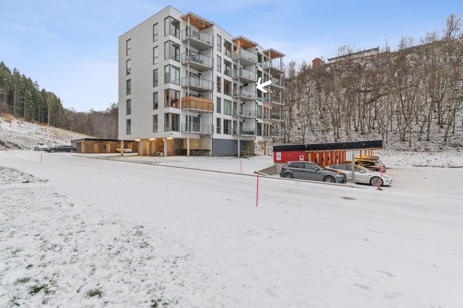 Leiligheten ligger i 4. etasje - vendt mot vest med gode sol- og lysforhold. Heis i bygget og fast parkeringsplass. Galleribilde