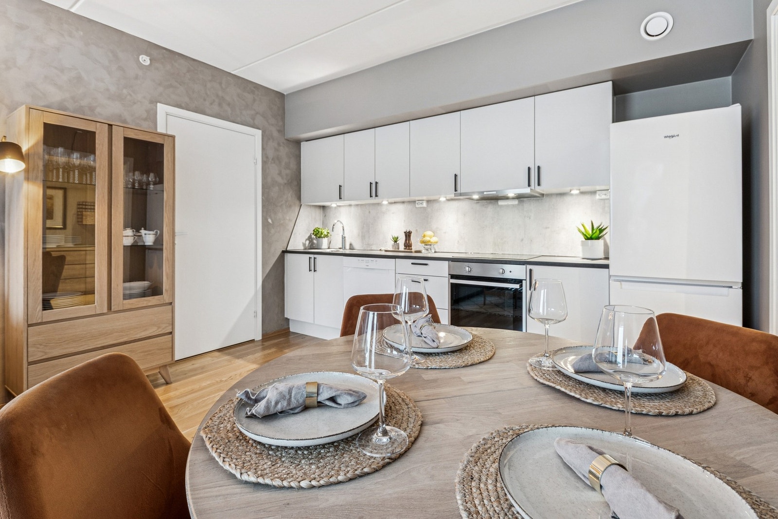 Leiligheten har god takhøyde, parkett på gulv og balansert ventilasjonsanlegg. Galleribilde