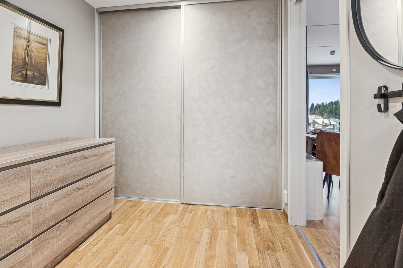 Romslig entré med skyvedørsgarderobe Galleribilde