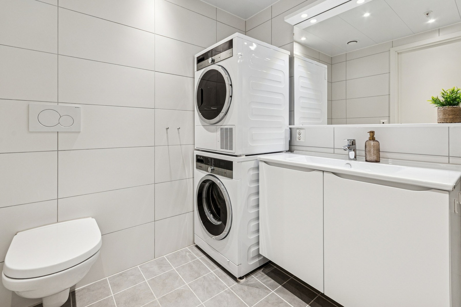 Elektriske varmekabler i gulv, nedfelt servant og opplegg for vaskemaskin. Galleribilde