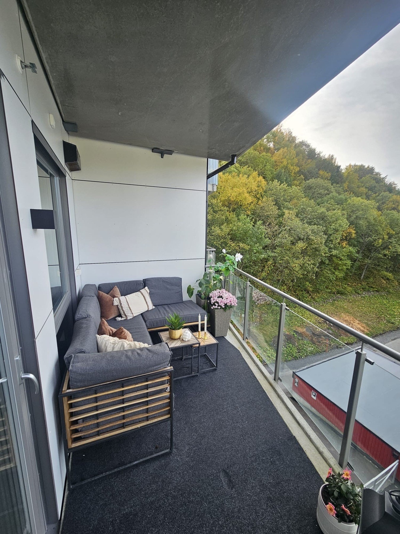 Vestvendt, overbygd balkong på ca. 7 kvm med svært gode sol- og lysforhold. Galleribilde