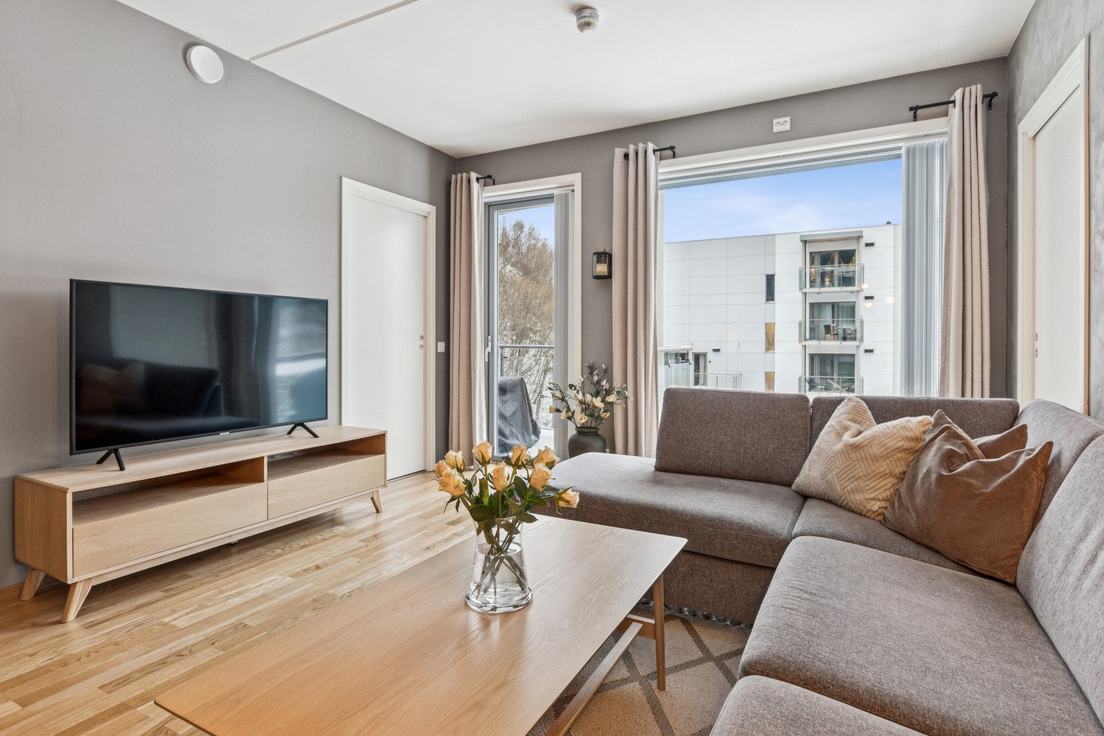 Stuen ligger i åpen løsning mot kjøkkenet, med god planløsning og naturlig inndeling for hhv. sofa- og spisegruppe. Galleribilde