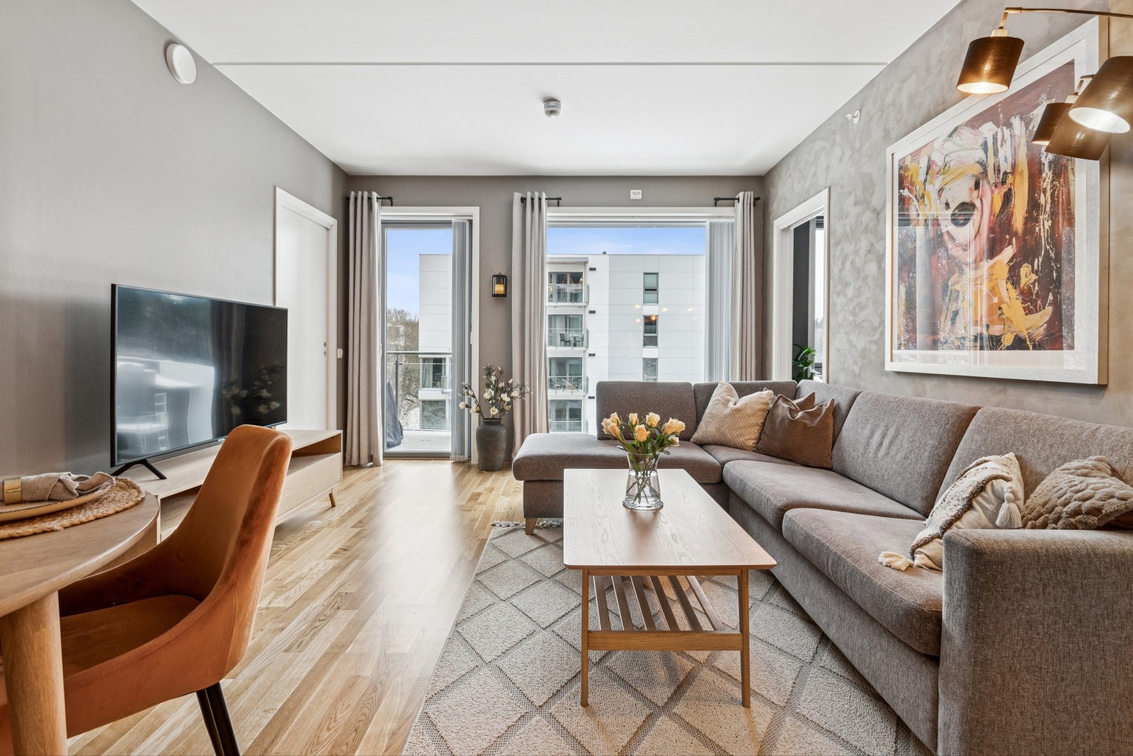 Lys og innbydende stue med store vindusflater mot vest. Utgang til overbygd balkong fra stuen. Galleribilde