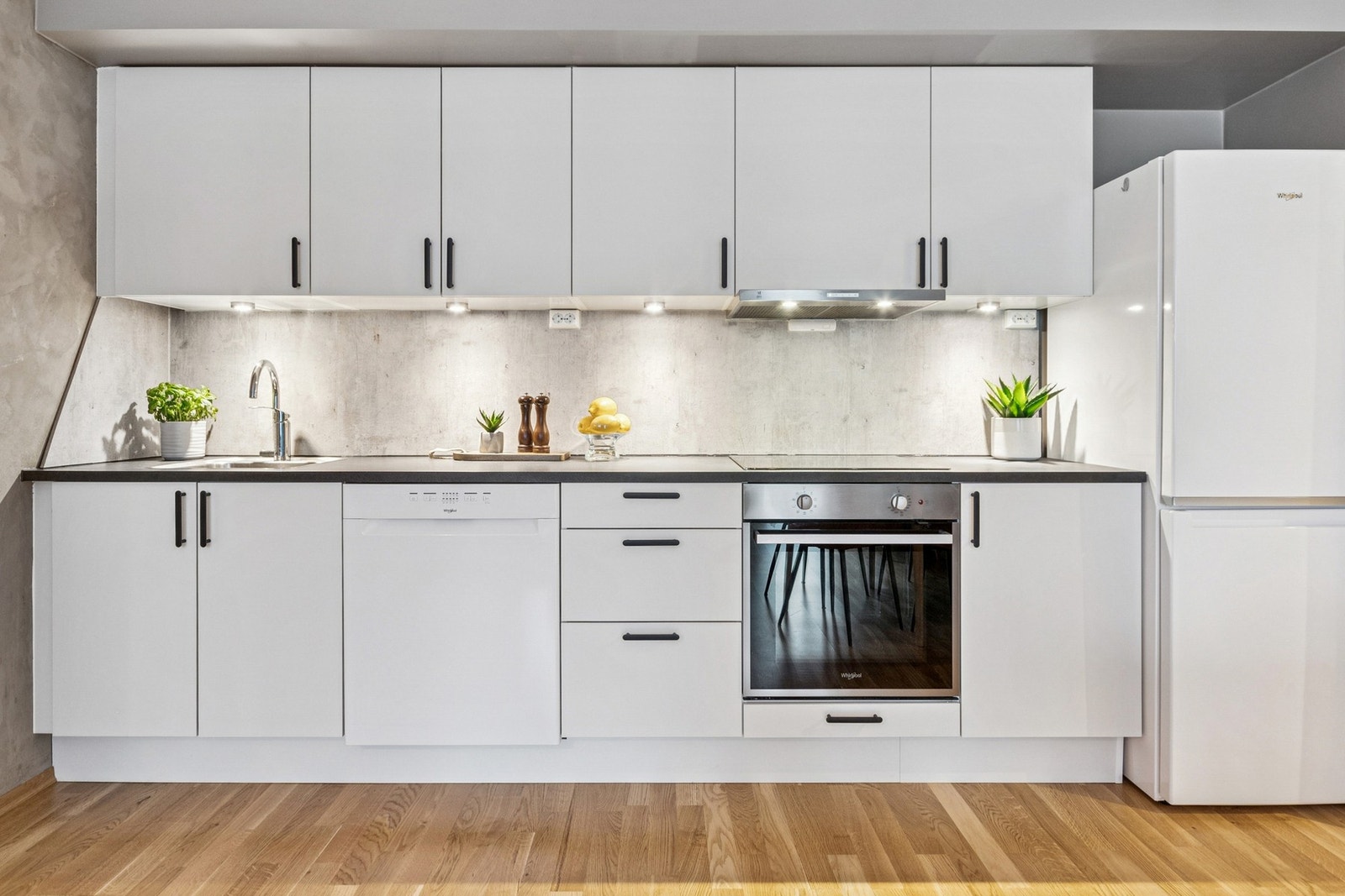 Tidløs kjøkkeninnredning med god skap- og benkeplass. Integrerte hvitevarer som induksjonstopp, stekeovn og oppvaskmaskin. Galleribilde