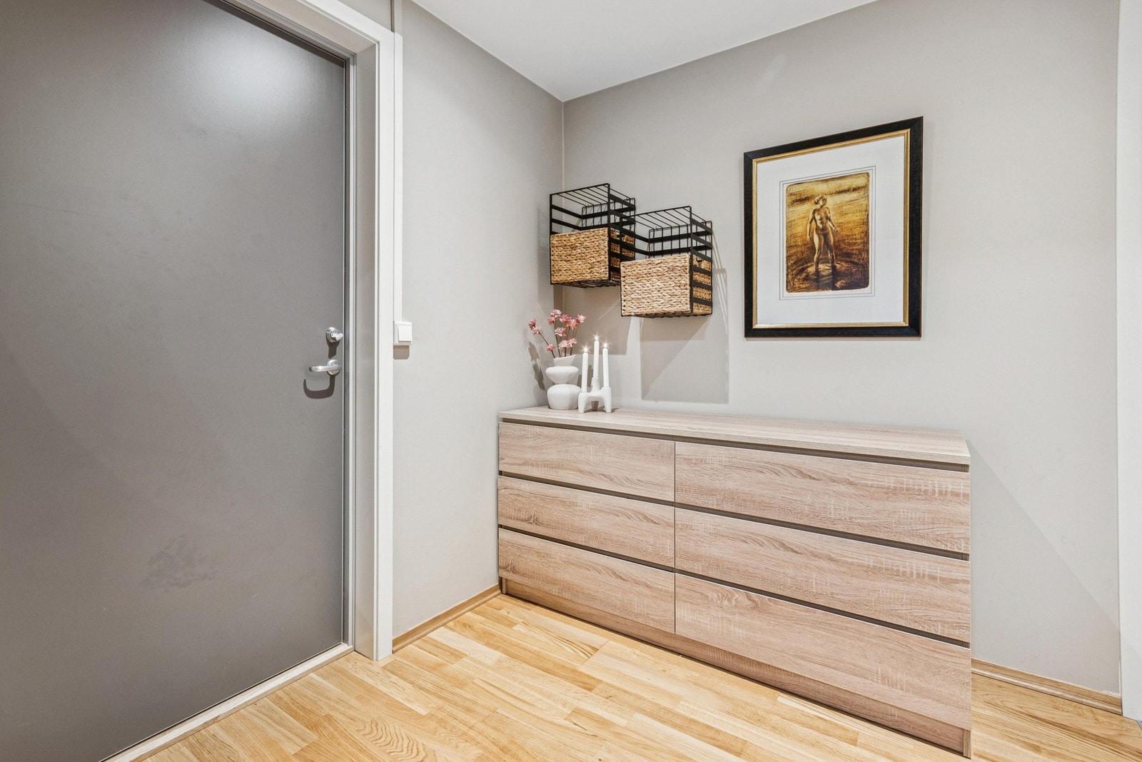 Romslig entré med skyvedørsgarderobe Galleribilde