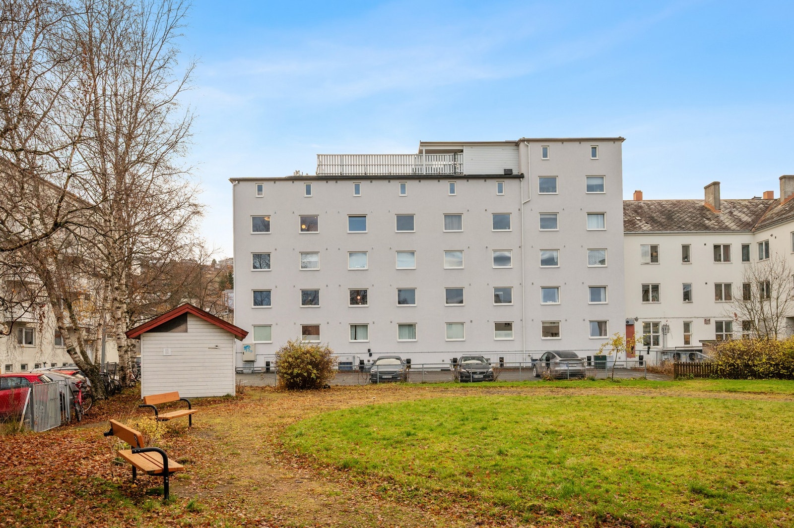 Leiligheten har egen tilhørende p-plass på baksiden av bygget. Galleribilde