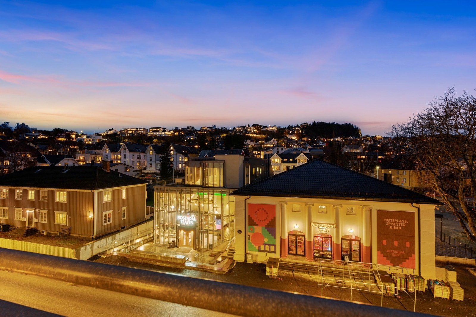 Rett utenfor leiligheten har man Rosendal teater og Rosendal kafe. Det er også umiddelbar nærhet til søndagsåpen dagligvare. Galleribilde