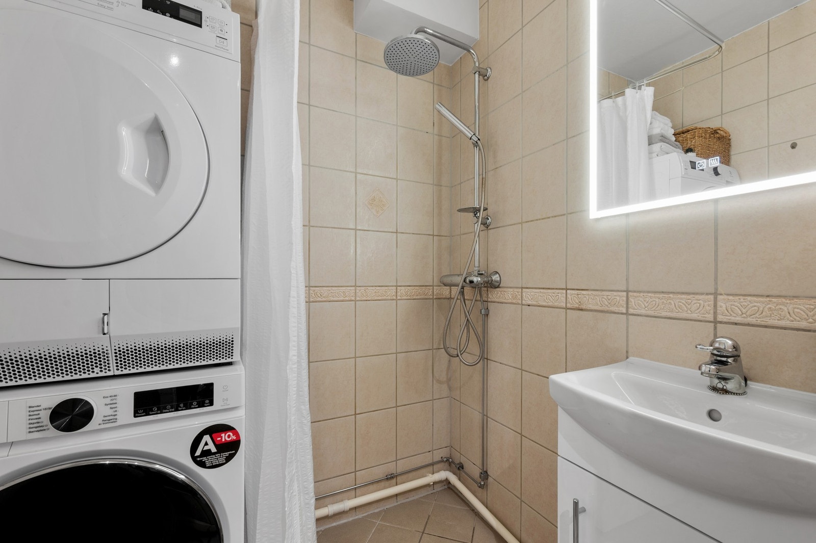 Badet er nylig oppgradert med ny servant, speil og dusjoppheng. Galleribilde