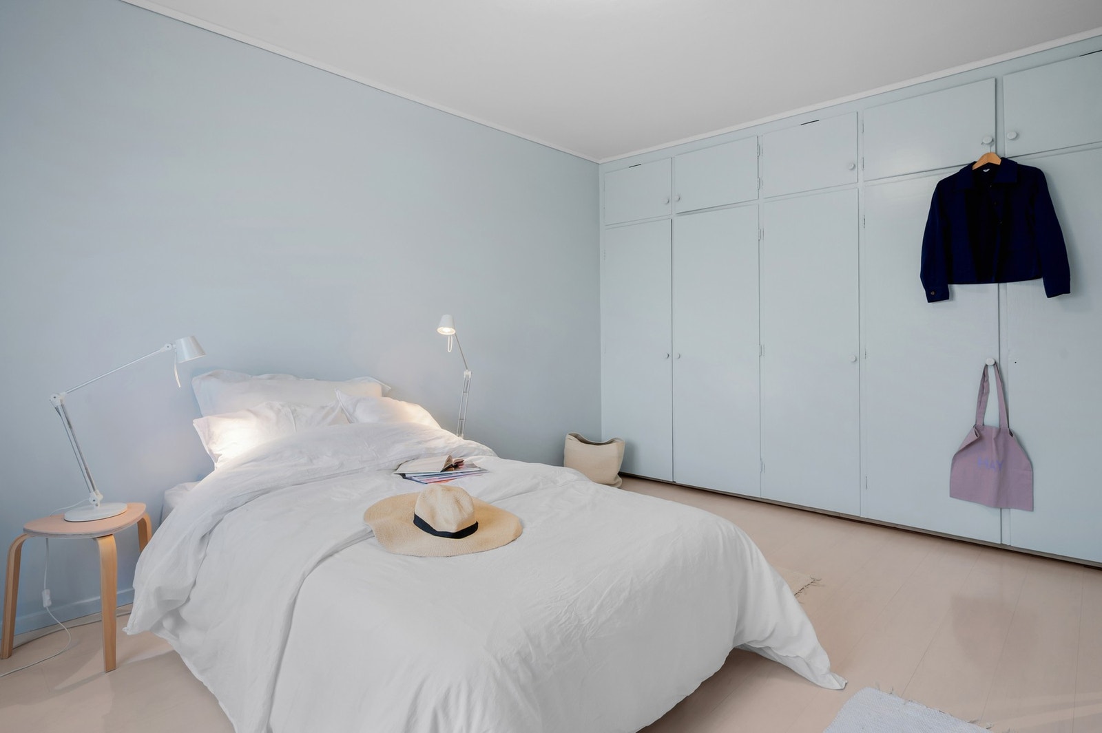 Innebygde skap, samt god plass til annet ønsket innredning/møblement. Galleribilde