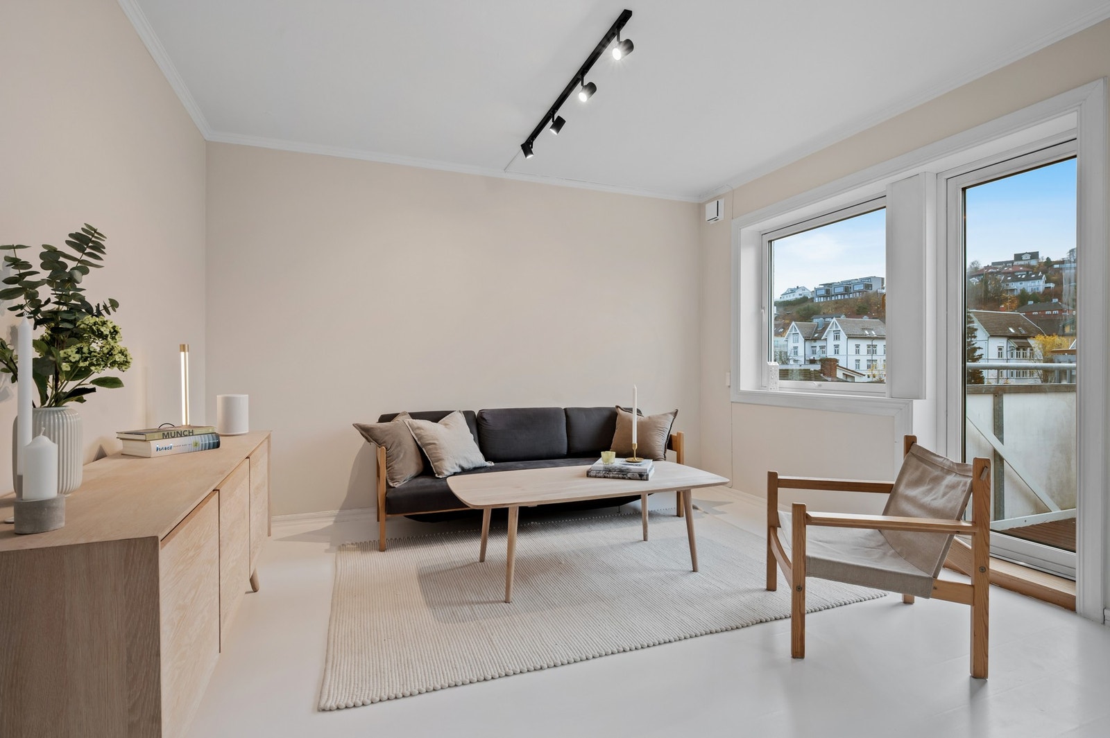 Leiligheten er malt opp i nyere tid og fremstår som pen og innbydende. Galleribilde