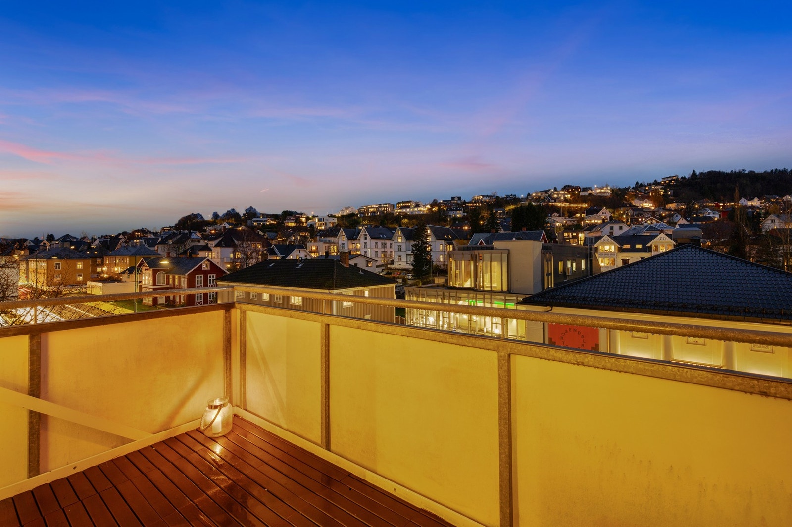 Fra balkongen har man nydelig utsikt mot blant annet Kuhaugen og Byåsen. Galleribilde