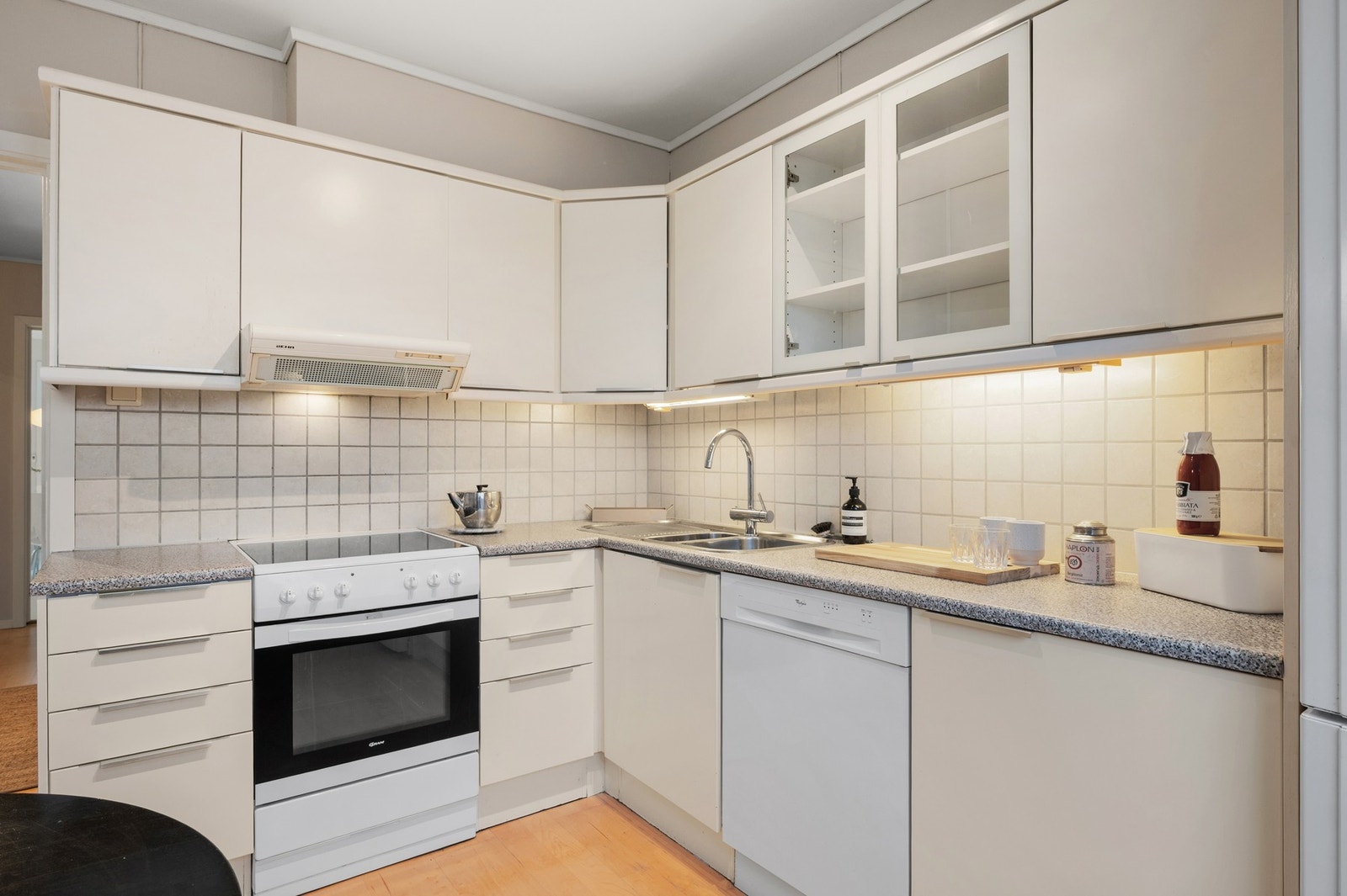 Kjøkkenet er på 10,2 kvm og har godt med skap- og benkeplass. Galleribilde