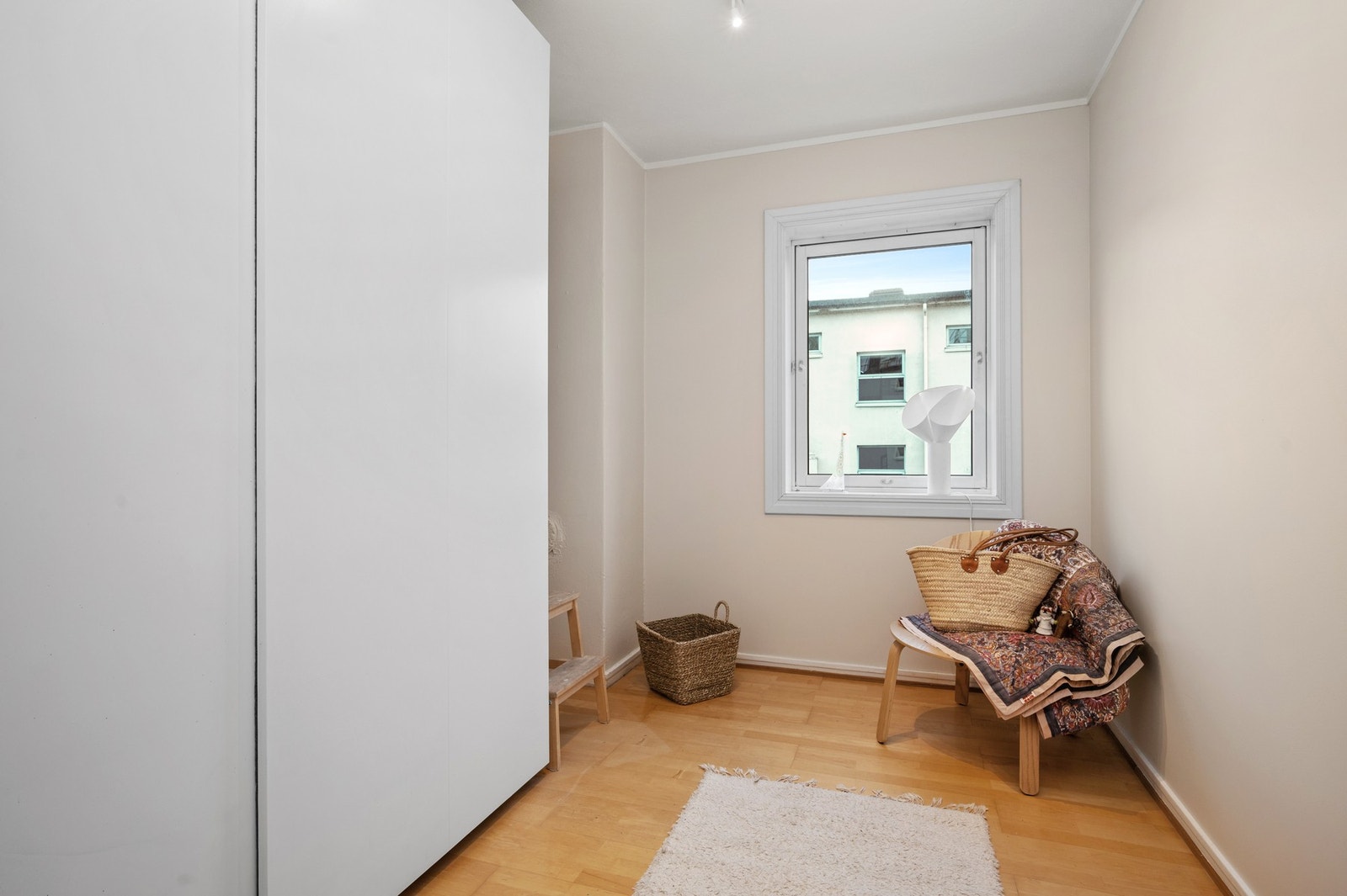 Romslig soverom nr. 2 på 8,1 kvm. Medfølgende garderobeskap. Galleribilde