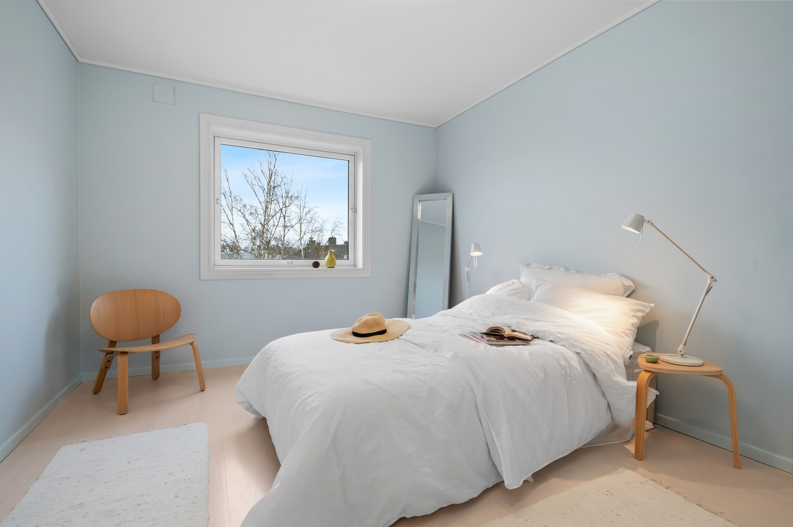 Stort soverom på hele 15,9 kvm med innebygd garderobeskap. Galleribilde