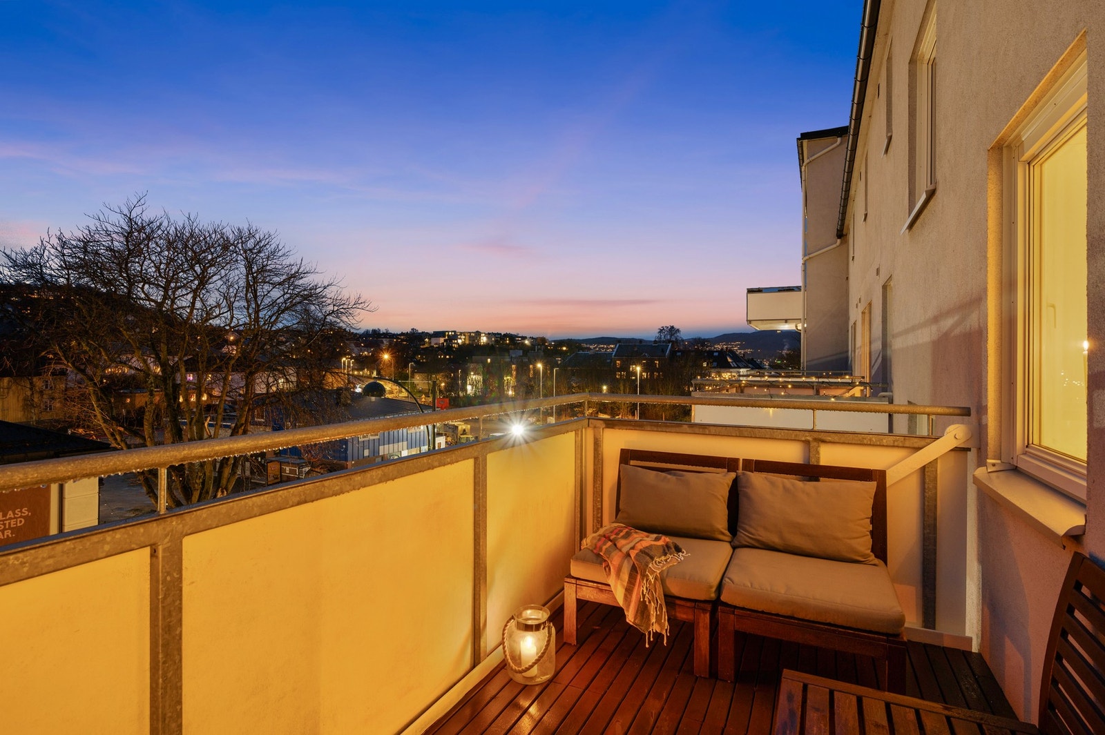 Solrik balkong med plass til sittegruppe Galleribilde