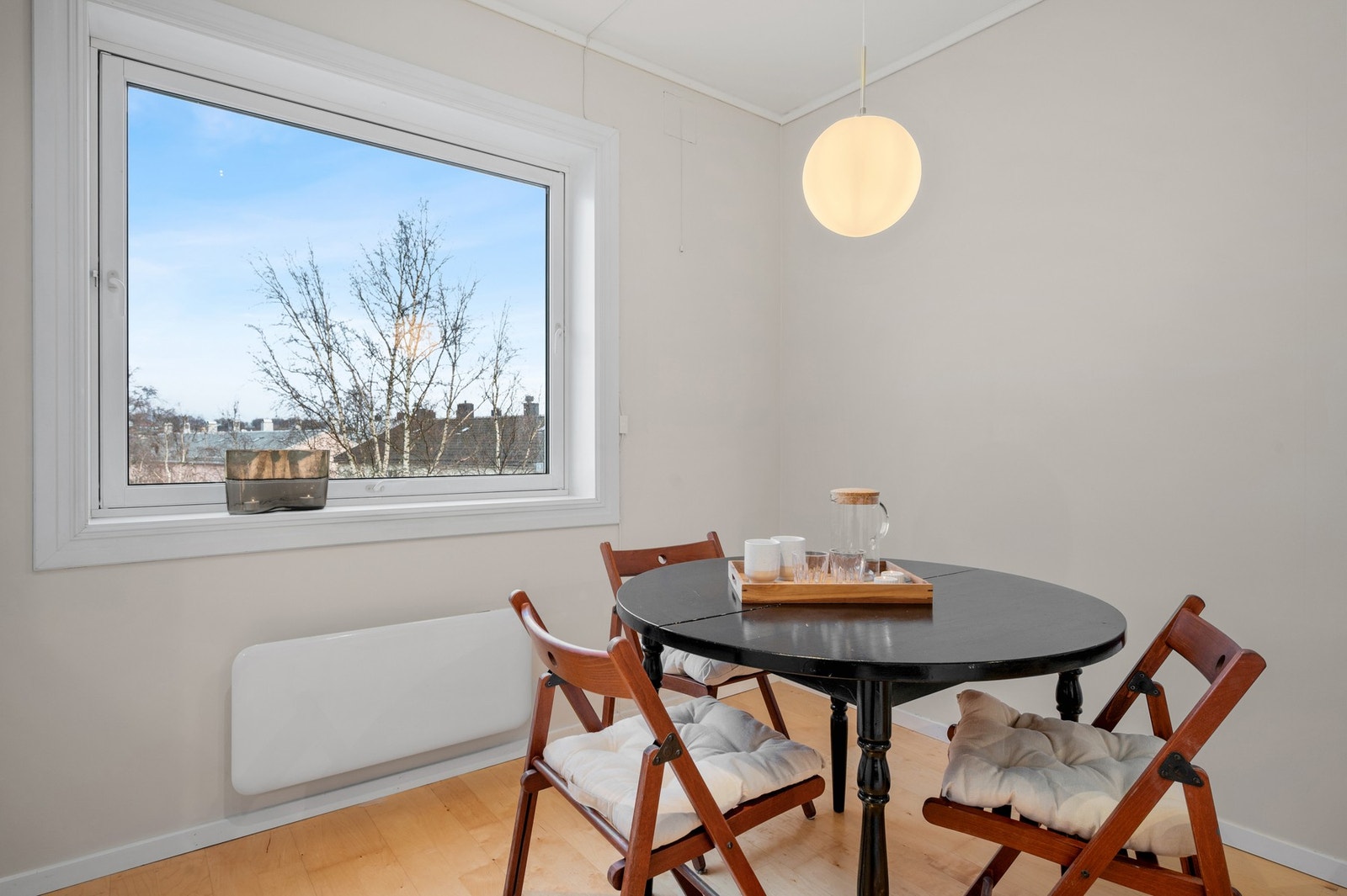 Plass til spisegruppe ved kjøkkenet. Galleribilde