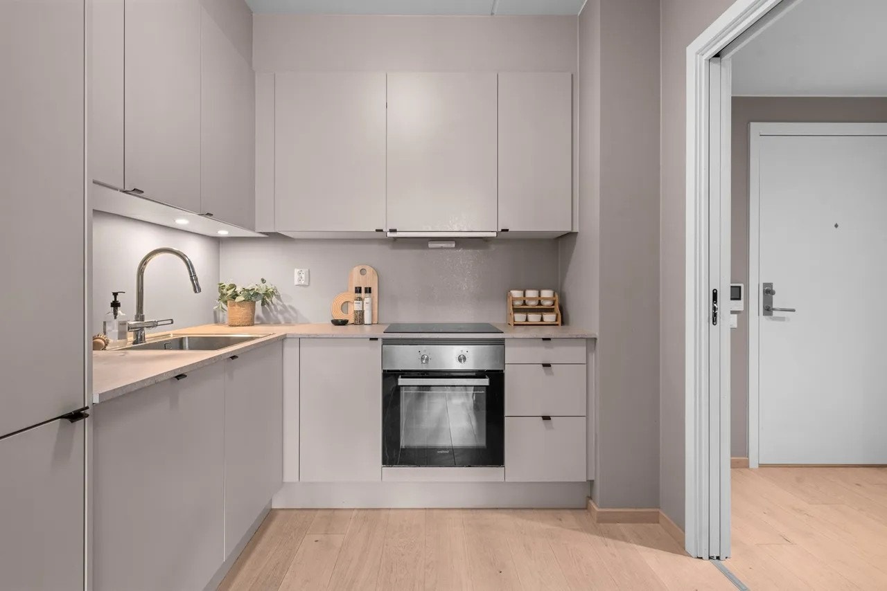 Kjøkken med hvitevarer. Galleribilde