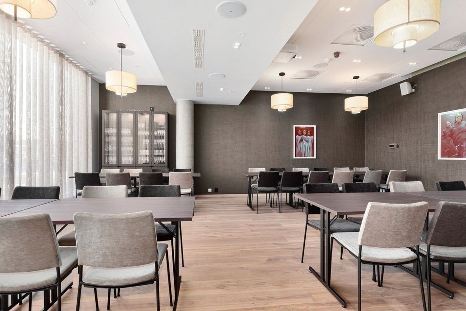 illustrasjonsbilde fra utbygger. (Pluss konseptet)Inkludert i +:
-Tilgang til loungen (kaffe, te og dagens aviser) mellom kl 05:30 og kl 24:00.
-Tilgang til treningsstudio.
-Mulighet for å booke stort og lite møterom, kr 0.
-Betjent resepsjon (leverin Galleribilde