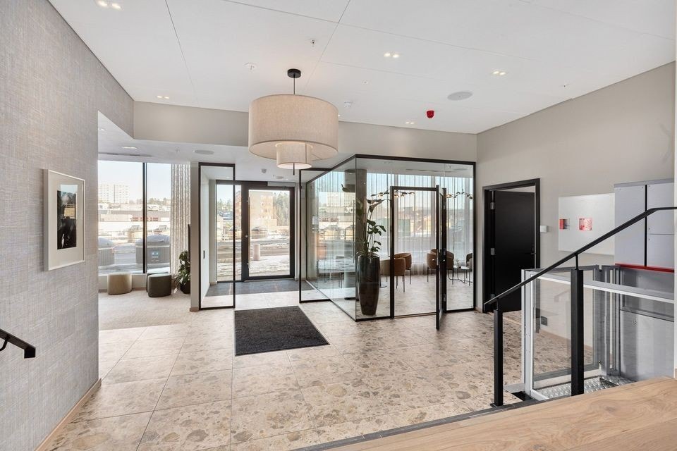 illustrasjonsbilde fra utbygger. (Pluss konseptet)Inkludert i +:
-Tilgang til loungen (kaffe, te og dagens aviser) mellom kl 05:30 og kl 24:00.
-Tilgang til treningsstudio.
-Mulighet for å booke stort og lite møterom, kr 0.
-Betjent resepsjon (leverin Galleribilde