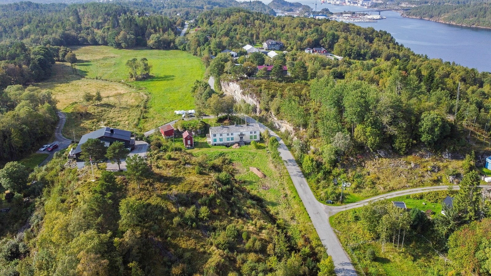 Aktiv Eiendomsmegling v/ Erik Ulseth ønsker velkommen til Omsundveien 56! Foto: André T. Ormset-Paredes Galleribilde