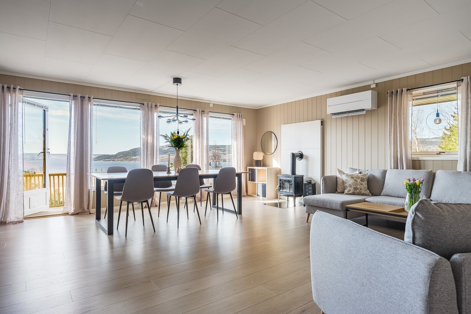 Boligen har varmepumpe og vedovn. Galleribilde