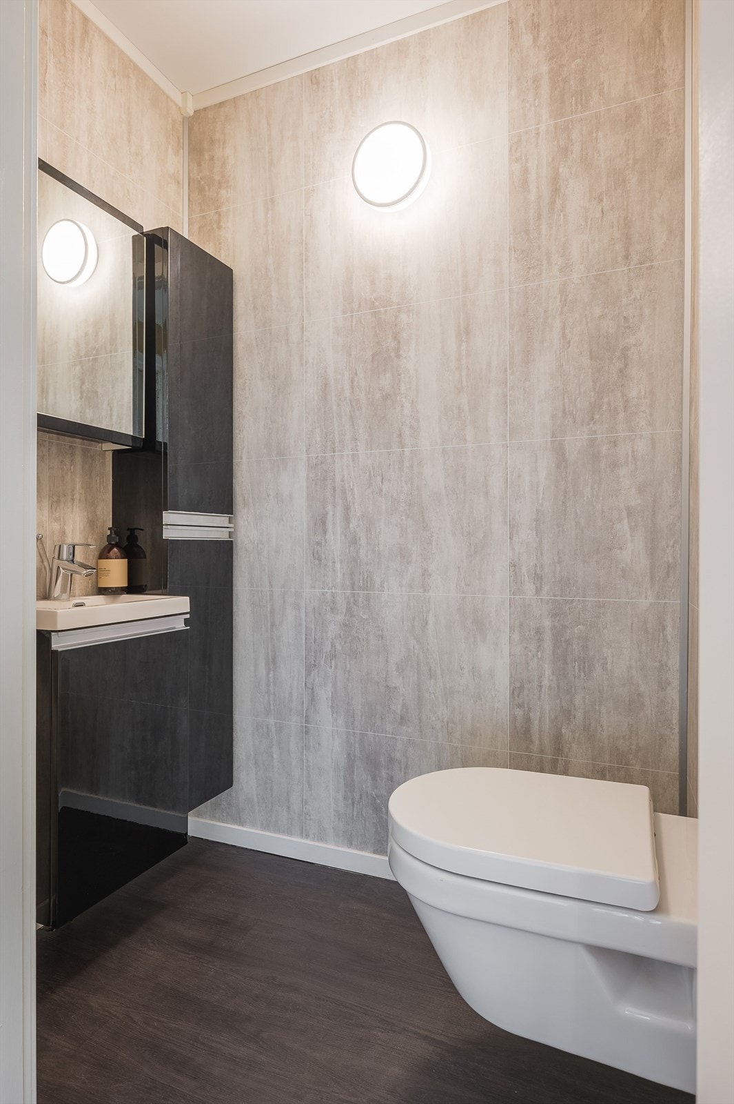 Toalettrom med servant og skap. Galleribilde