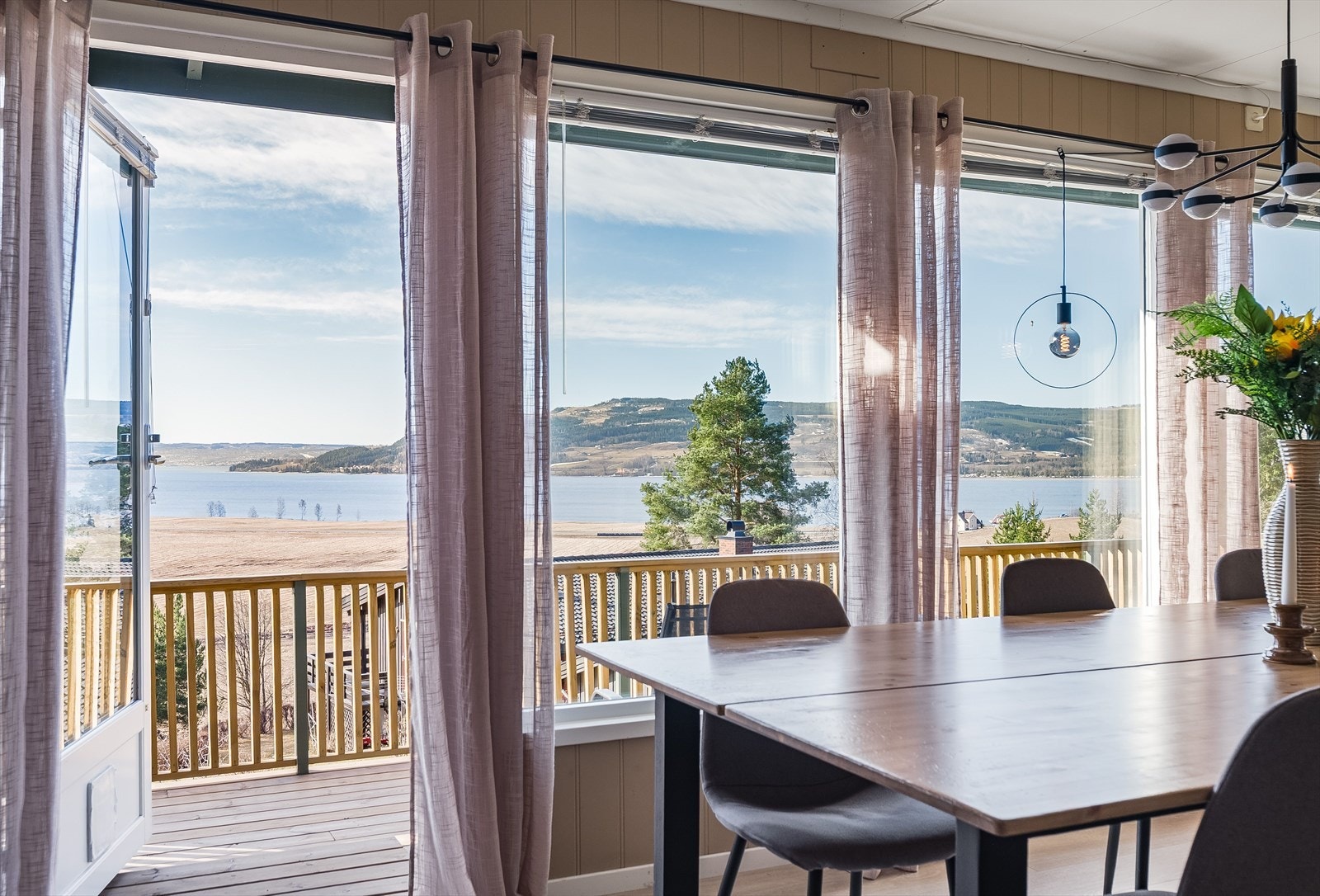 Fra stuen er det utgang til terrassen. Galleribilde