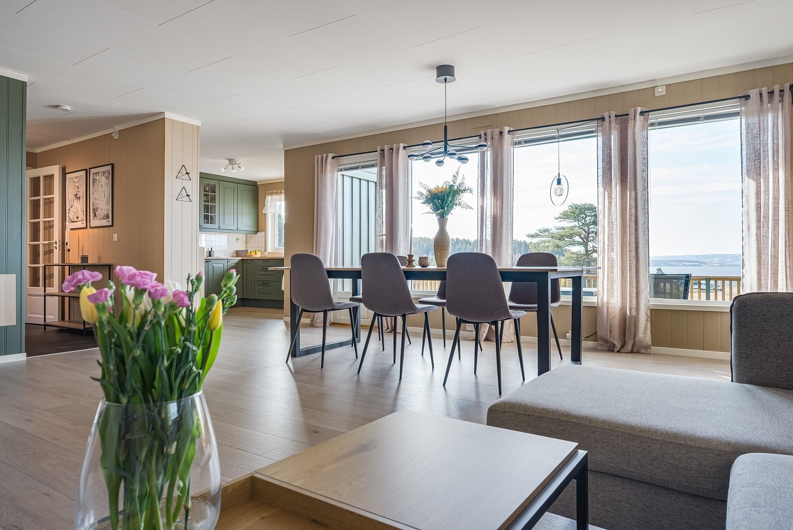 Mange vinduer som gir godt med dagslys. Galleribilde