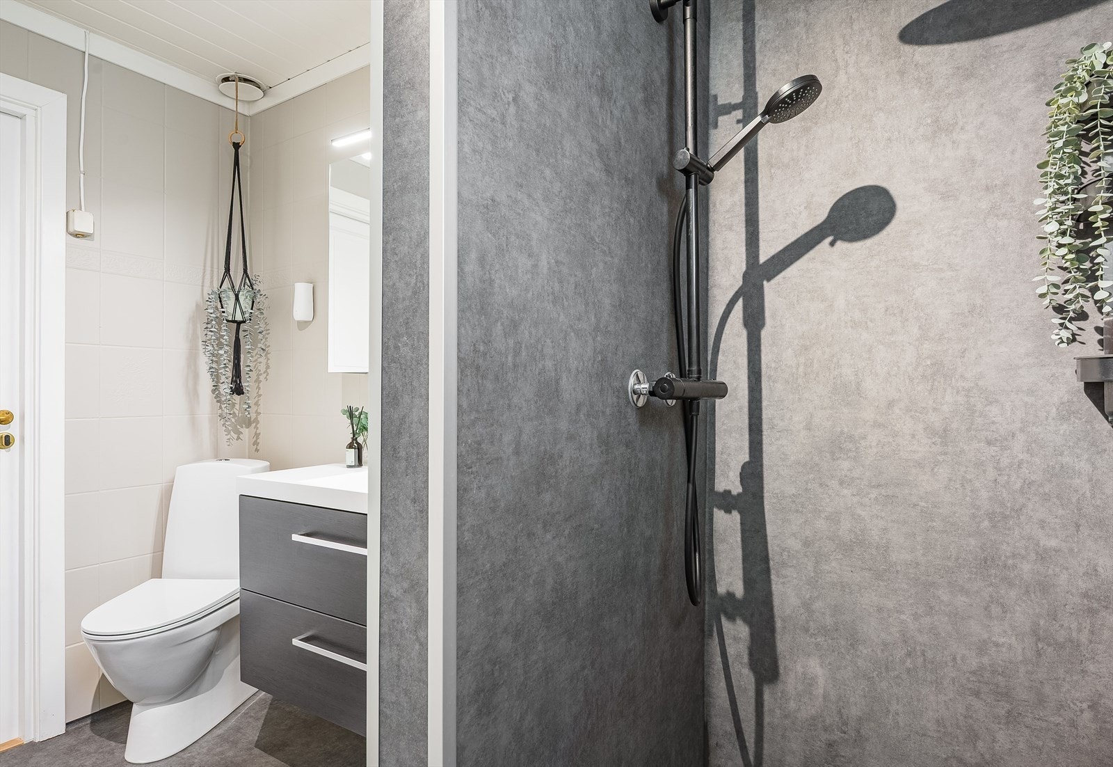 Bad hvor det er toalett, servant og dusj. Galleribilde