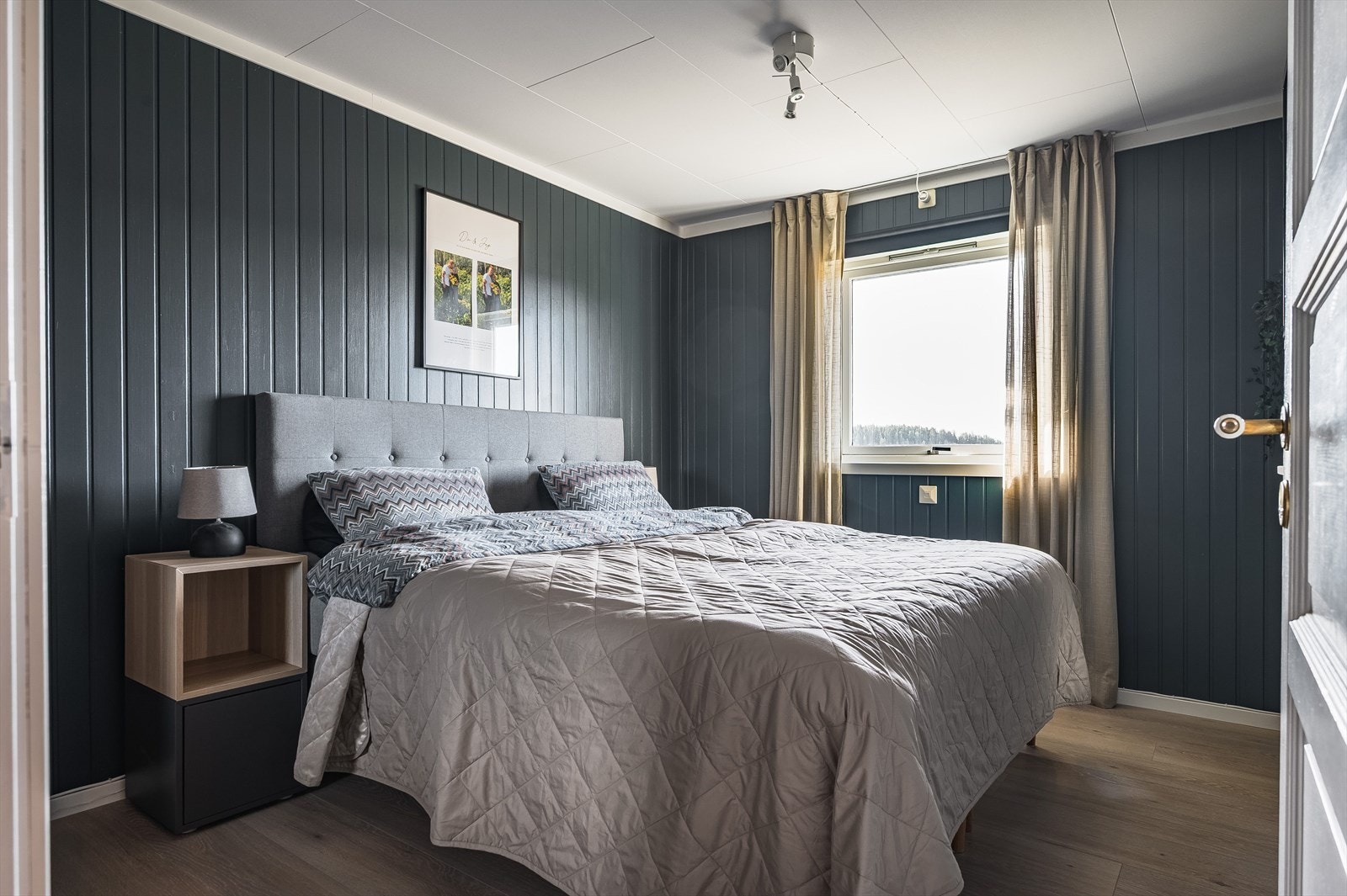 Soverom 1 hvor det er god plass til nattbord og dobbelseng Galleribilde