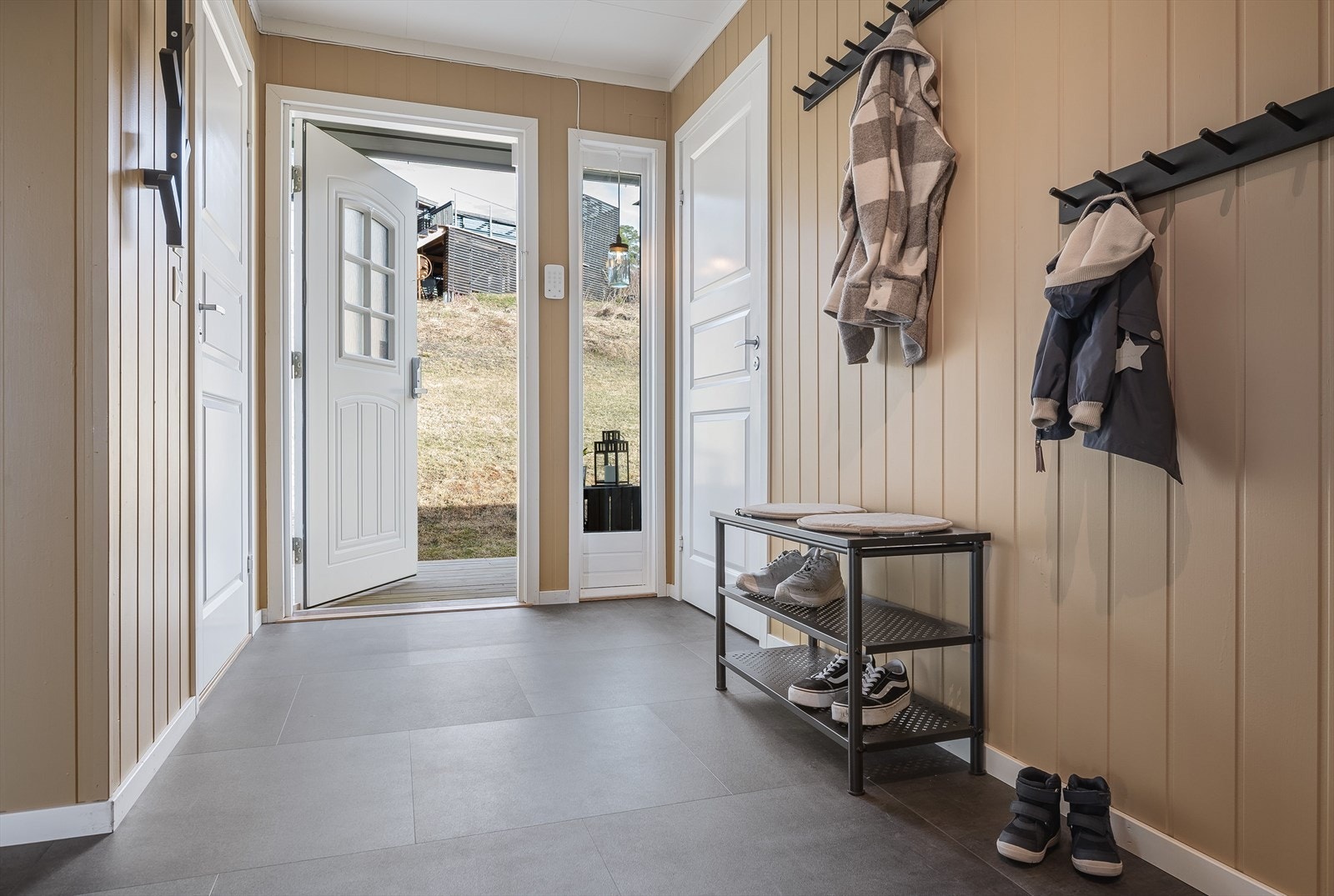 Velkommen inn til en romslig gang. Galleribilde