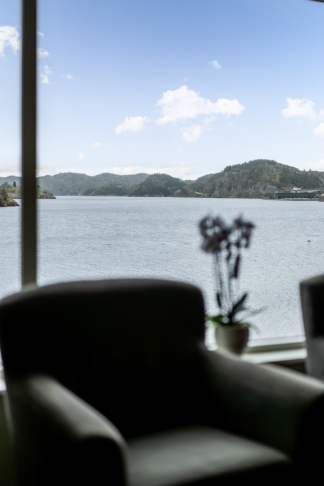 Utsikten kan nytes fra flere hold. På sommeren kan man se sola stå opp bak fjellene. Galleribilde