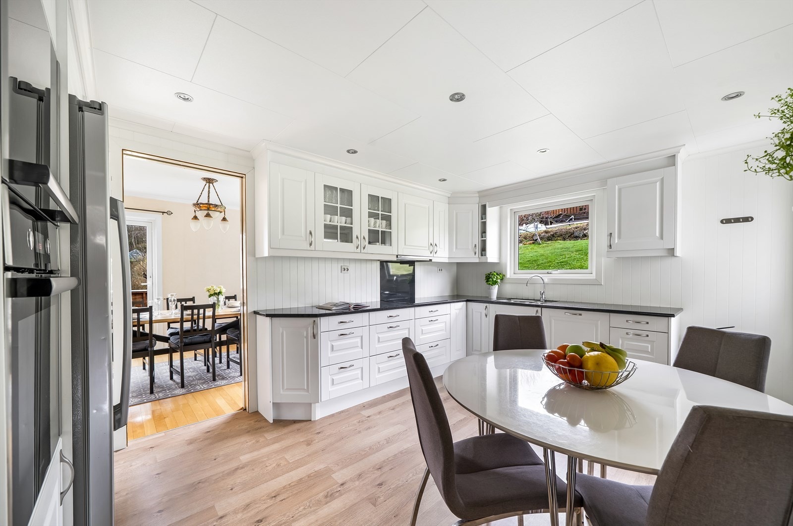 Lyst og romslig kjøkken med moderne innredning fra Nordsjø kjøkken. Plass på kjøkkenet til spisemøblement. Galleribilde