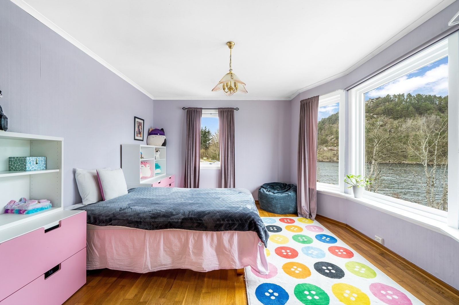 Arbeidsrom som er innredet til soverom. Nydelig utsikt fra dette rommet. Galleribilde