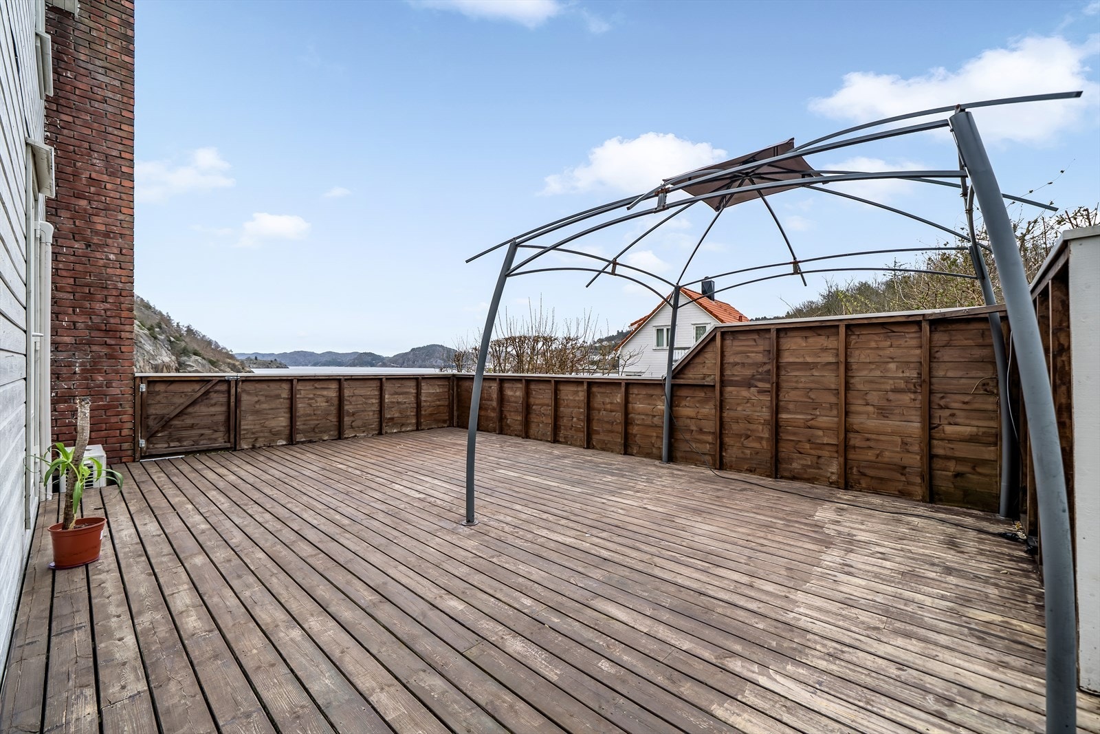 Stor terrasse med nedgang til hage og utgang fra spisestue. Galleribilde