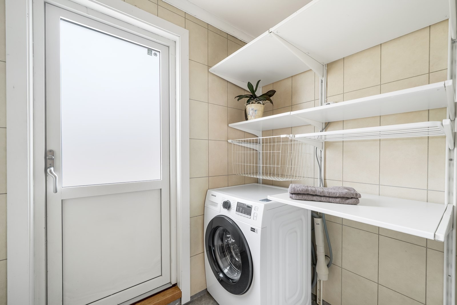 Vaskerom i 2. etasje med utgang til balkong. Galleribilde