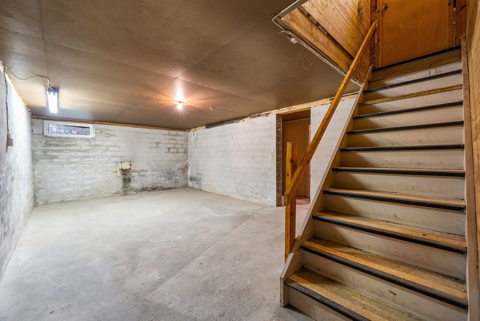 Kjellerrom for lagring. Galleribilde