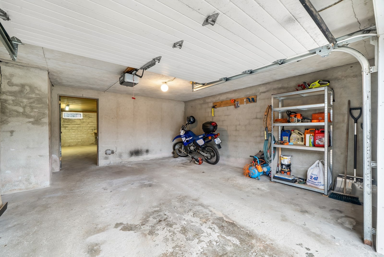 Garasje med automatisk portåpner. Galleribilde