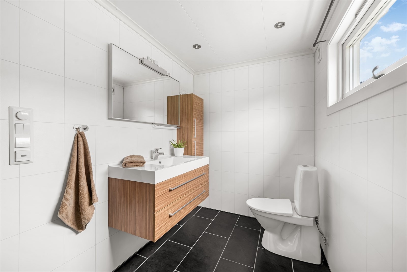 Pent bad med baderomsinnredning og toalett. Galleribilde